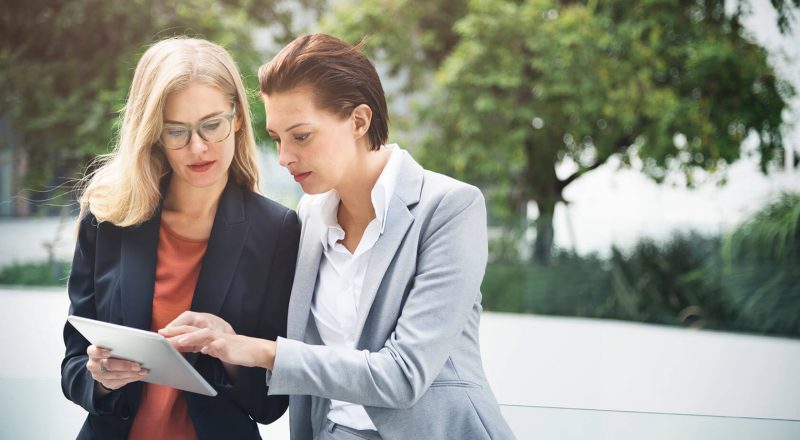 businesswoman-corporate-colleagues-talking-P3PSNFM businesswoman-corporate-colleagues-talking-P3PSNFM